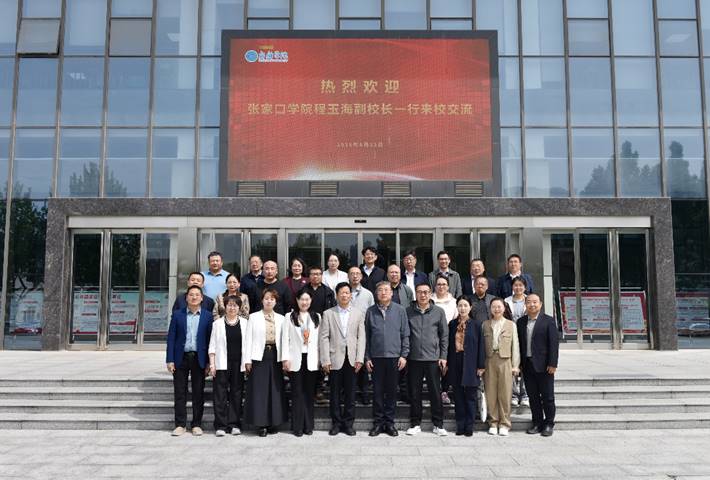 一群人站在建筑前描述已自动生成